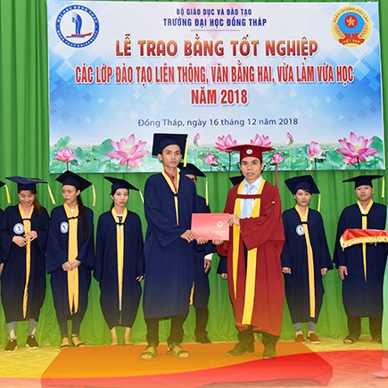 MAY LỄ PHỤC TỐT NGHIỆP SINH VIÊN TIỀN GIANG